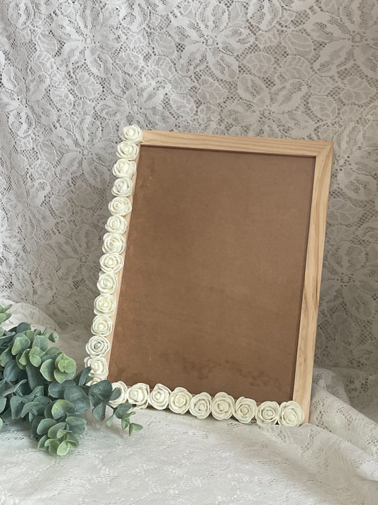 Cadre Photo en Bois avec Roses Blanches - Décoration Élégante