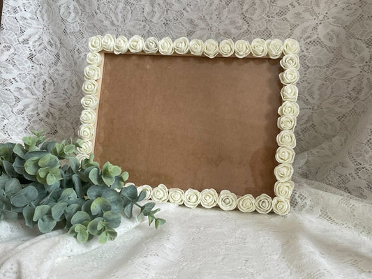 Cadre Photo en Bois avec Roses Blanches - Décoration Élégante