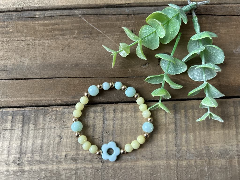Bracelet en perles de verre et sa fleur ( turquoise, jaune)